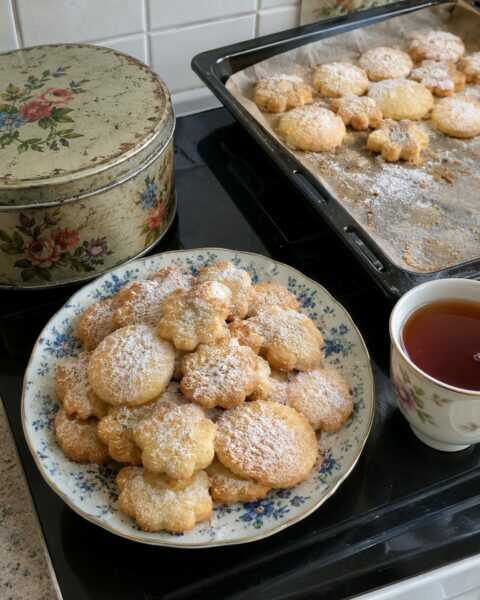 Biscuiți de casă cu unt, fragezi ca cei pe care îi făcea mama