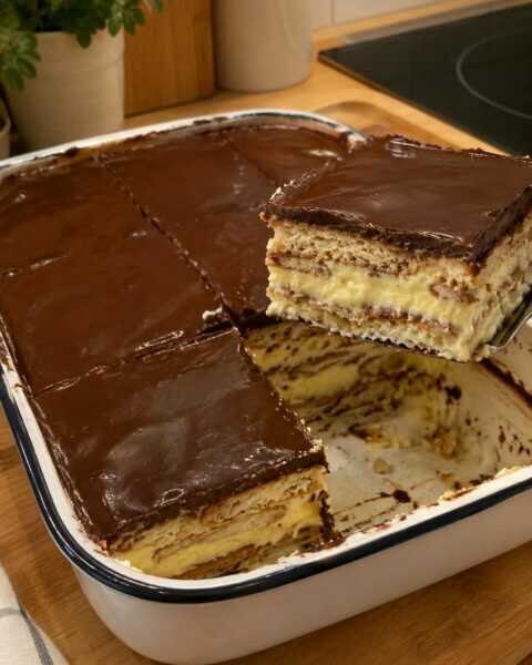 Tort de biscuiți fără coacere cu cremă de vanilie, ca la mama